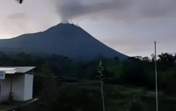 Aktivitas Gunung Merapi Meningkat, 10 Guguran Lava Terpantau hingga 2 Kilometer 8 Aktivitas Gunung Merapi Meningkat 10 Guguran Lava Terjadi Warga Diminta Waspada