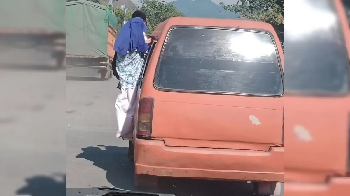 Angkot Bukan Bus Sekolah: Anak-anak Terpaksa Berisiko di Transportasi Jalanan Kota