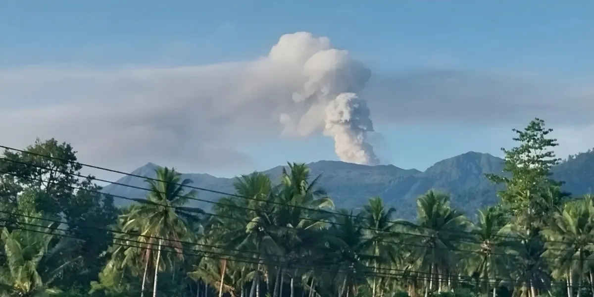 BREAKING! Gunung Dukono Erupsi Pagi Ini, Kolom Abu Capai 1 Km, Warga Diminta Waspada
