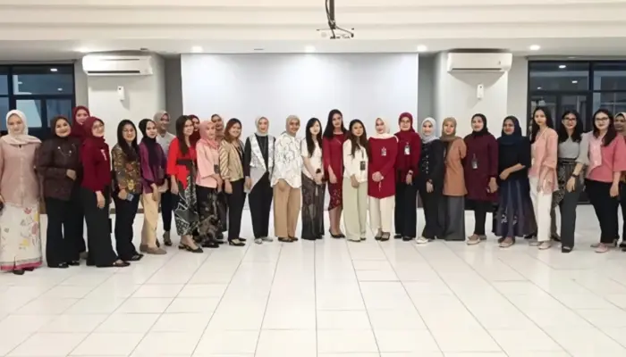 Semarak Hari Kartini, Pekerja BRI Branch Office Kramat Tampilkan Busana Nasional Terbaik