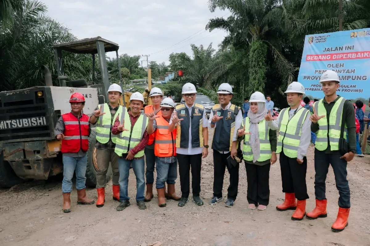 Belasan Tahun Rusak, Jalan Kasui–Air Ringkih Way Kanan Akhirnya Diperbaiki Gubernur Lampung