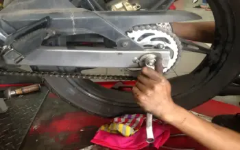 Panduan Lengkap Cara Mengencangkan Rantai Motor agar Performa Tetap Optimal 8 Cara Mudah Mengencangkan Rantai Motor Sendiri Tanpa Harus ke Bengkel