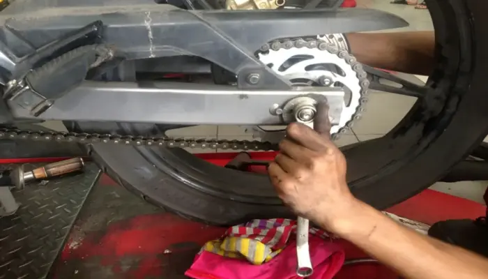 Panduan Lengkap Cara Mengencangkan Rantai Motor agar Performa Tetap Optimal