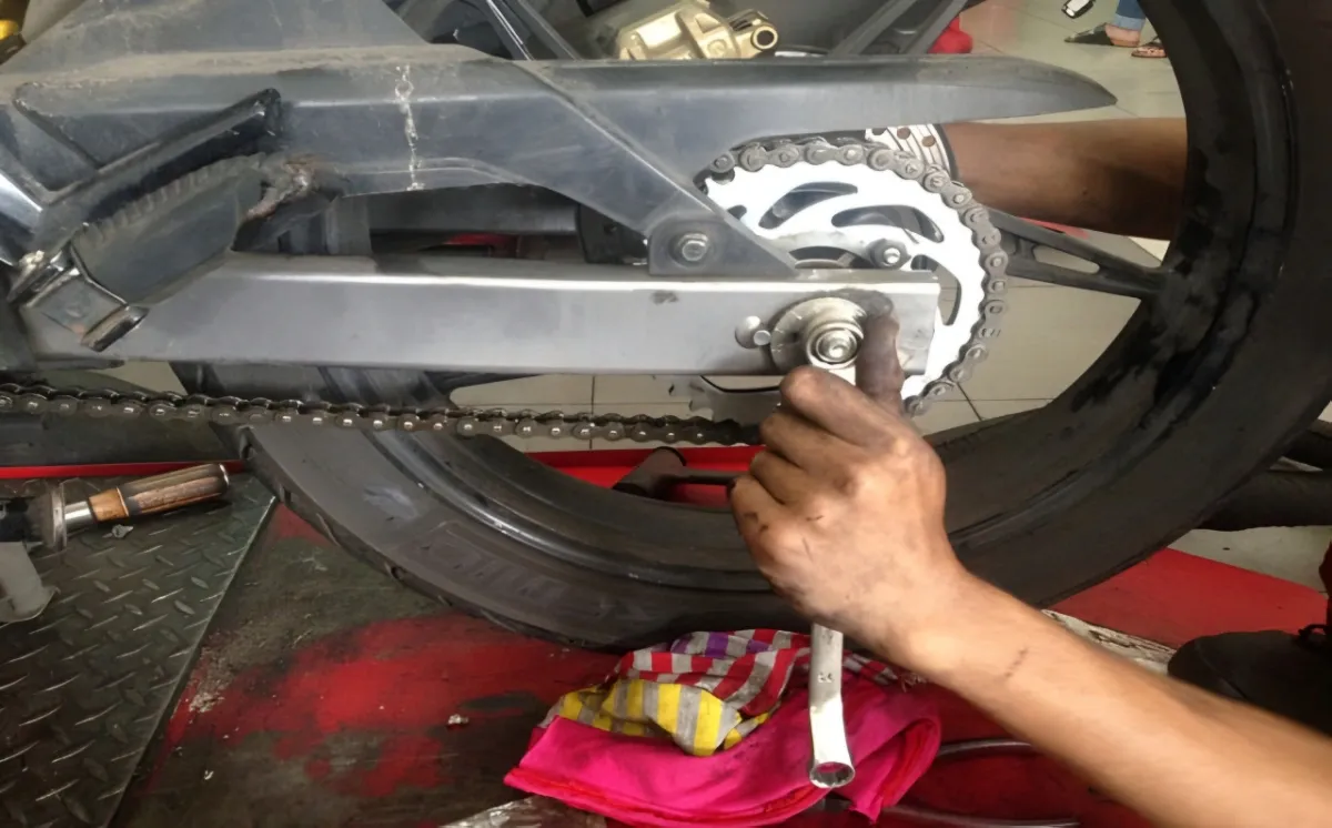 Cara Mudah Mengencangkan Rantai Motor Sendiri Tanpa Harus ke Bengkel