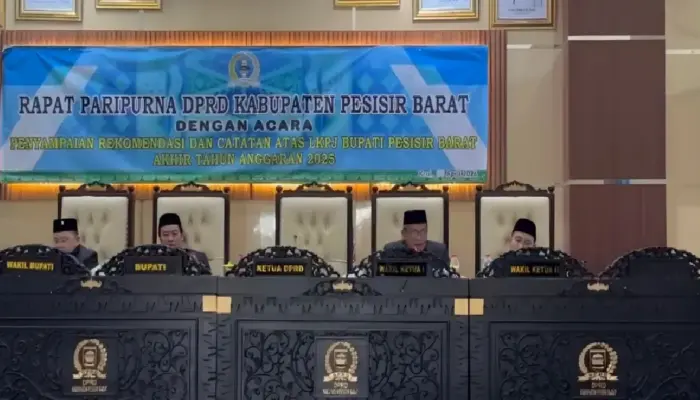 DPRD Pesisir Barat Sampaikan Rekomendasi LKPJ 2025 dengan Bahasa Lampung, Dorong Pelestarian Budaya