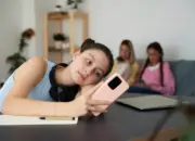 Dari Doomscrolling hingga Brain Rot, Ini 8 Masalah Mental yang Dialami Gen Z