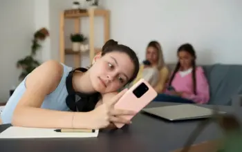 Dari Doomscrolling hingga Brain Rot, Ini 8 Masalah Mental yang Dialami Gen Z