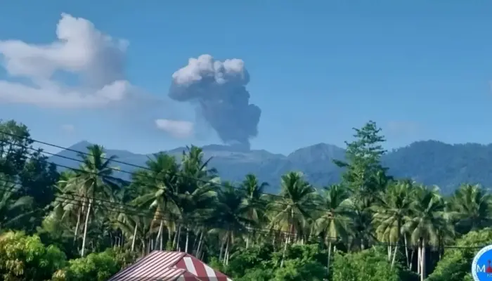 Gunung Dukono Erupsi, Kolom Abu Capai 900 Meter, Warga Diminta Waspada