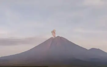 Gunung Semeru Kembali Erupsi, Kolom Abu 800 Meter Mengarah ke Barat dan Barat Daya 9 Erupsi Gunung Semeru Hari Ini: Kolom Abu 800 Meter, Arah Barat, Warga Diminta Waspada