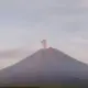 Gunung Semeru Kembali Erupsi, Kolom Abu 800 Meter Mengarah ke Barat dan Barat Daya