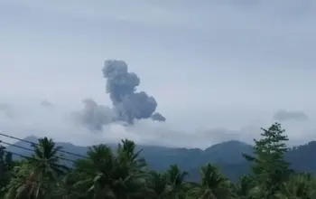 Gunung Dukono Erupsi 10 April 2026 Abu Capai 1.200 Meter ke Timur Laut