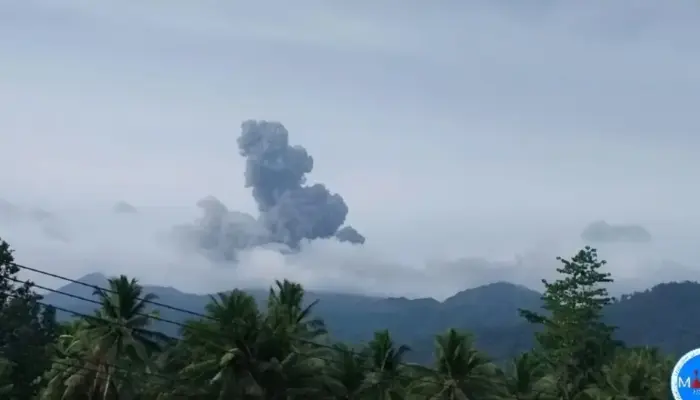 Gunung Dukono Erupsi 10 April 2026, Kolom Abu Capai 1.200 Meter Mengarah Timur Laut