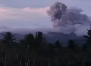 Gunung Dukono Kembali Erupsi, Kolom Abu Capai 1 Km 14 Gunung Dukono Kembali Erupsi, Kolom Abu Terpantau 1 Km, Warga Diminta Waspada