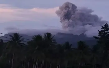 Gunung Dukono Kembali Erupsi, Kolom Abu Capai 1 Km 7 Gunung Dukono Kembali Erupsi, Kolom Abu Terpantau 1 Km, Warga Diminta Waspada