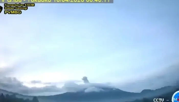 Gunung Ibu Erupsi 10 April 2026, Kolom Abu 500 Meter Mengarah Tenggara