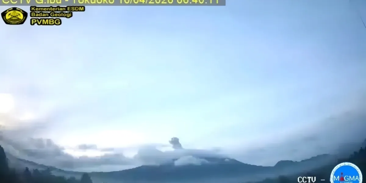 Gunung Ibu Erupsi 10 April 2026 Abu Vulkanik Capai 500 Meter ke Arah Tenggara