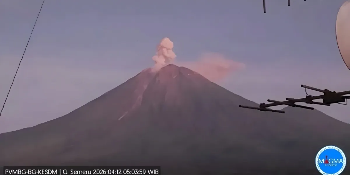 Gunung Semeru Erupsi Pagi Ini, Kolom Abu Capai 700 Meter, Warga Diminta Waspada