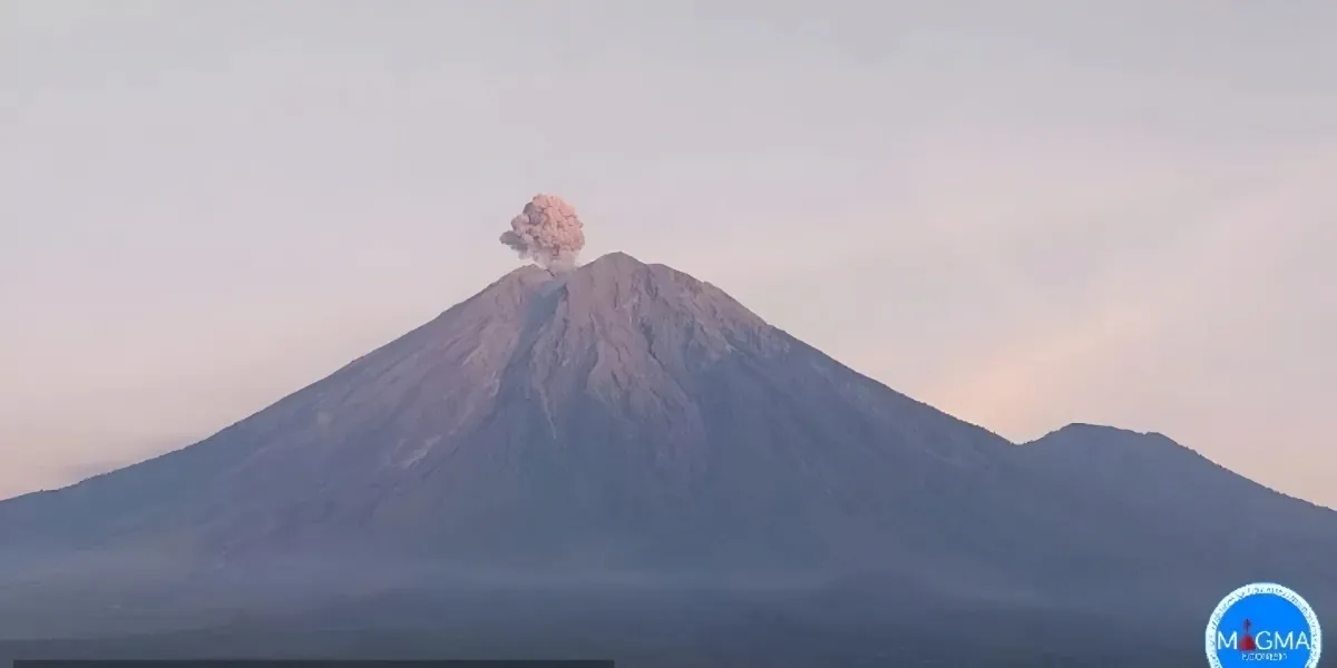 Gunung Semeru Keluarkan Abu Vulkanik, Warga Diimbau Tingkatkan Kewaspadaan