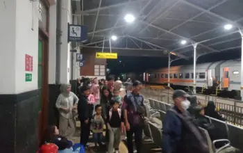 KAI Daop 2 Bandung Minta Maaf, KA Siliwangi Tertahan Akibat Genangan di Jalur Cianjur–Cibeber 3 KAI Daop 2 Bandung Minta Maaf, KA Siliwangi Tertahan Akibat Genangan di Jalur Cianjur–Cibeber