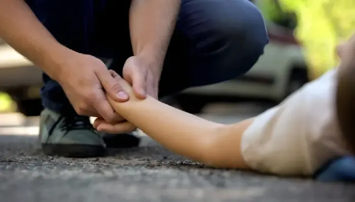 Dua Orang Meninggal Dunia Akibat Kecelakaan Sepeda Motor Tertabrak Mobil Pikap di Kemang, Bogor