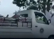 Kendaraan Program Makan Bergizi Gratis di Bojonegoro Terguling Muatan, Ompreng Berhamburan