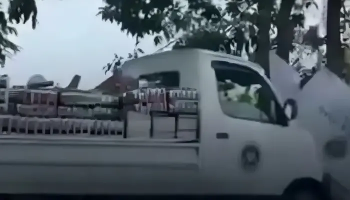 Mobil Program MBG di Bojonegoro Alami Insiden, Boks Terlepas dan Ompreng Berserakan di Jalan