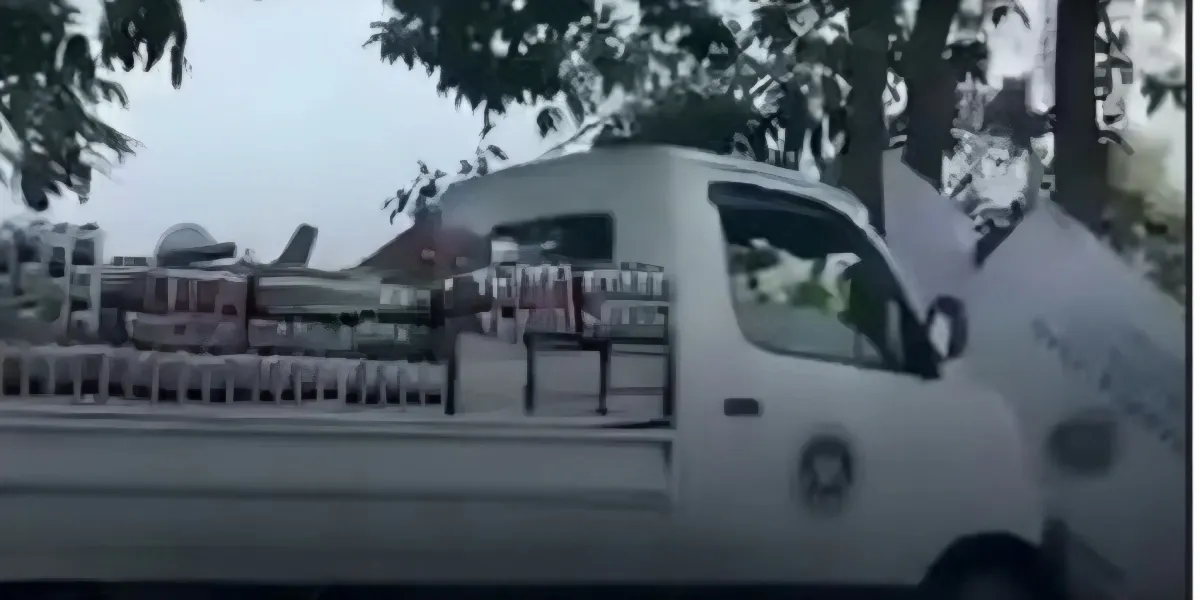 Kendaraan Program Makan Bergizi Gratis di Bojonegoro Terguling Muatan, Ompreng Berhamburan