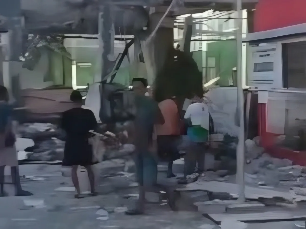 Puing Berserak Usai Ledakan di Lapangan Padel, Gedung SD di Sekitar Ikut Terkena