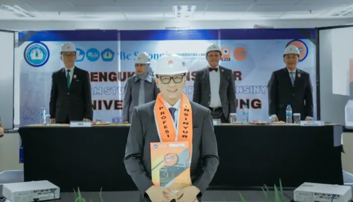 Gubernur Rahmat Mirzani Djausal Raih Lulusan Terbaik Program Profesi Insinyur Unila