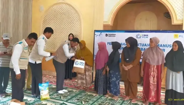 Semangat Kartini, Srikandi PLN UP3 Tanjungkarang dan YBM Salurkan Bantuan untuk Warga Terdampak Banjir Garuntang