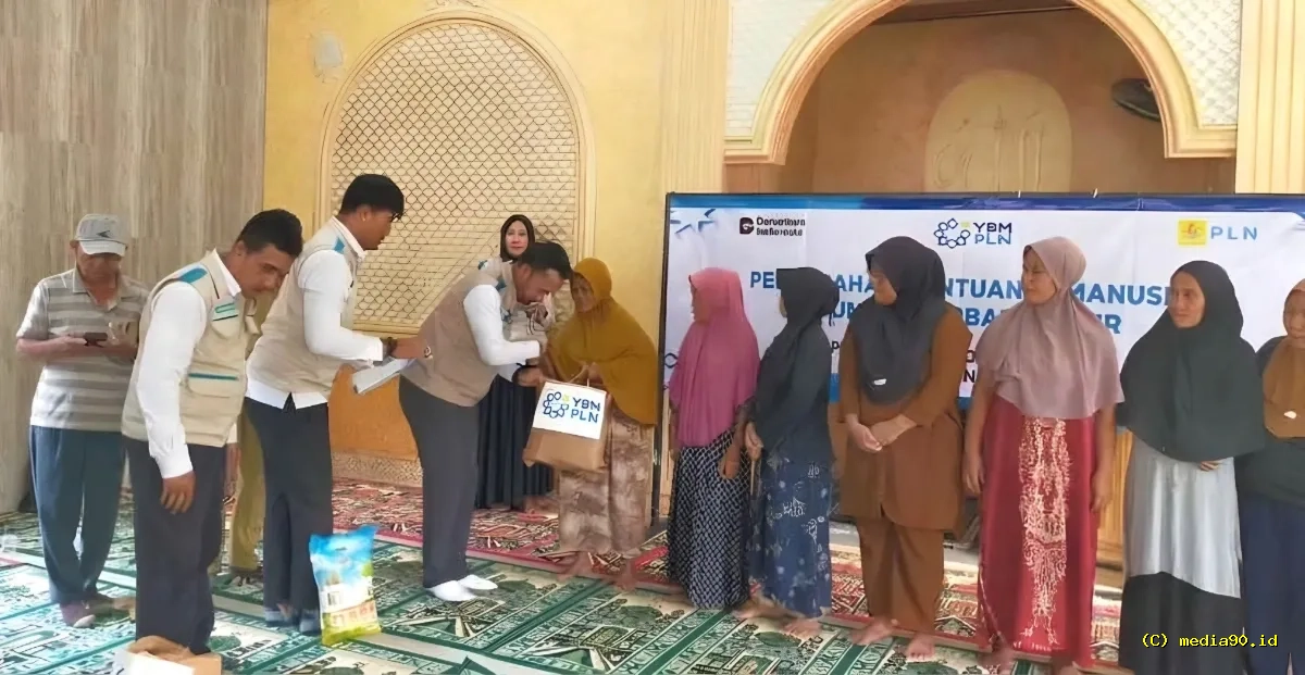 Semangat Kartini Srikandi PLN UP3 Tanjungkarang Bersama YBM Bantu Korban Banjir Garuntang