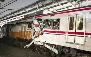 Tabrakan KRL dengan KA Argo Bromo Anggrek di Bekasi Timur Gerbong Rusak Parah