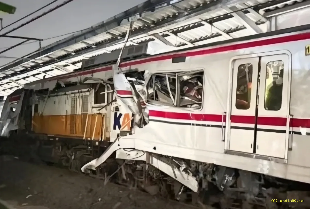 Tabrakan KRL dengan KA Argo Bromo Anggrek di Bekasi Timur Gerbong Rusak Parah