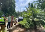 DPRD dan Pemkab Pesisir Barat Tinjau Longsor yang Lumpuhkan Akses Jalan Warga Bengkunat 10 Tinjau Lokasi Longsor Bengkunat, Mad Muhizar dan Sekda Tedi Zadmiko Pastikan Respons Cepat Bagi Warga