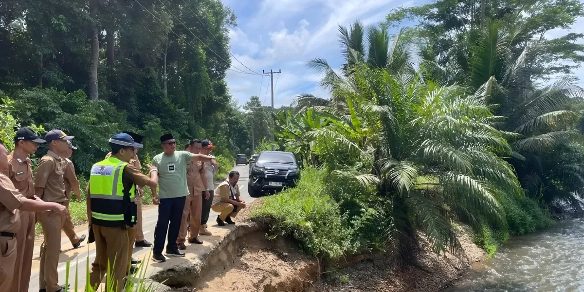 Tinjau Lokasi Longsor Bengkunat, Mad Muhizar dan Sekda Tedi Zadmiko Pastikan Respons Cepat Bagi Warga