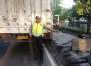 Truk Tabrak Separator Busway di Jalan Daan Mogot Jakbar, Lalu Lintas Padat 15 Truk Tabrak Separator Busway di Jalan Daan Mogot Jakbar, Lalu Lintas Macet
