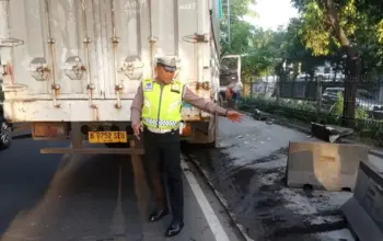 Truk Tabrak Separator Busway di Jalan Daan Mogot Jakbar, Lalu Lintas Padat 8 Truk Tabrak Separator Busway di Jalan Daan Mogot Jakbar, Lalu Lintas Macet
