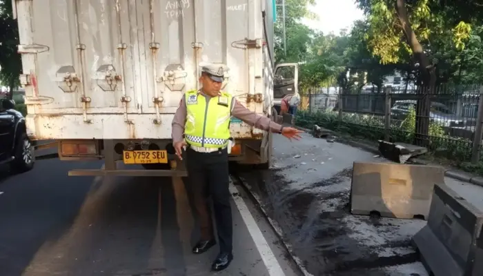 Truk Tabrak Separator Busway di Jalan Daan Mogot Jakbar, Lalu Lintas Padat