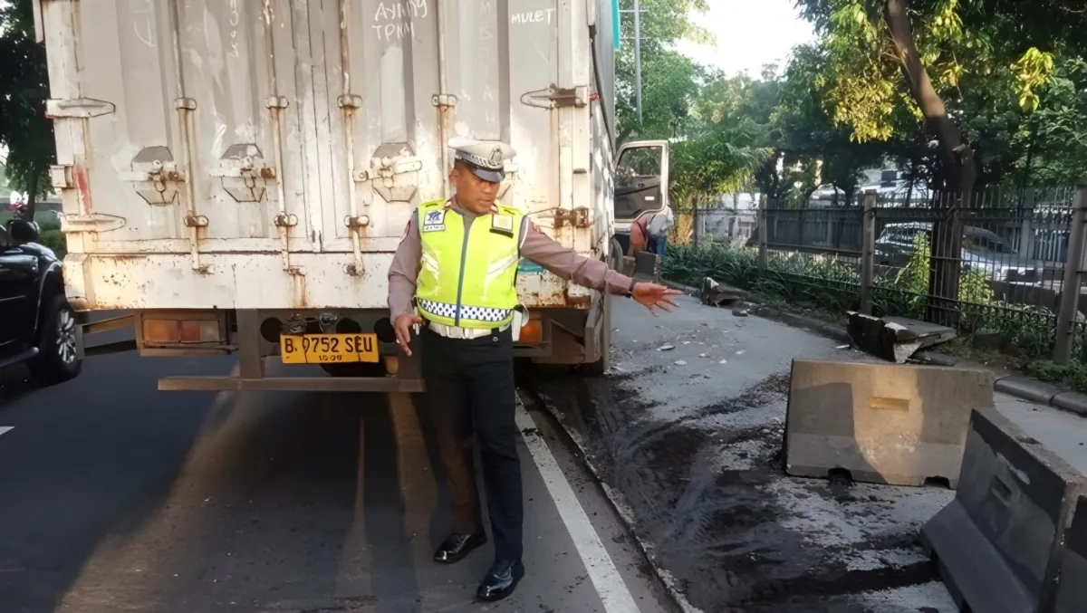 Truk Tabrak Separator Busway di Jalan Daan Mogot Jakbar, Lalu Lintas Macet