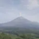 Gunung Gunung Semeru Erupsi Pagi Ini, Kolom Abu 700 Meter, Zona Bahaya Diperluas