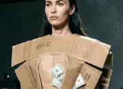 Balenciaga Bikin Heboh dengan Gaun 'Kardus' Seharga Rp140 Juta 15 Viral! Balenciaga Rilis Gaun 'Kardus' Seharga Rp140 Juta, Netizen Heboh