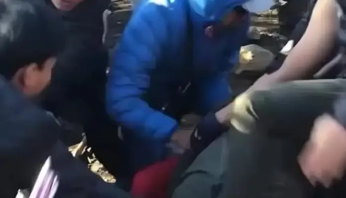 Viral Keributan di Puncak Gunung Lawu, Rebutan Spot Foto Berujung Desak-desakan