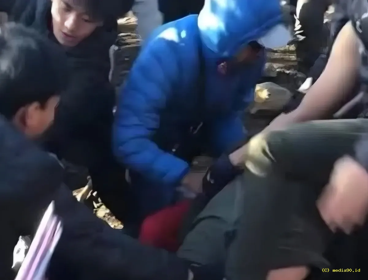 Viral Keributan Pendaki di Puncak Gunung Lawu Rebutan Spot Foto Picu Kericuhan