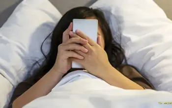 Langsung Cek HP Saat Bangun? Ini Dampaknya bagi Pikiran dan Produktivitas
