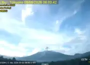 Breaking News: Gunung Ibu Erupsi, Kolom Abu Tebal Mengarah ke Timur Laut