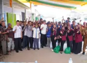 Bupati Tulangbawang Barat Serahkan Tali Asih dan Kartu BPJS Ketenagakerjaan ke Puluhan Petugas Pasar Daerah 10 Bupati Tubaba Bagikan Tali Asih dan Kartu BPJS Ketenagakerjaan untuk Petugas Pasar