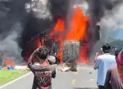Bus ALS Tabrakan dengan Truk BBM di Jalinsum Muratara Kebakaran Hebat Tewaskan Belasan Orang
