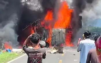 Bus ALS Tabrakan dengan Truk BBM di Jalinsum Muratara Kebakaran Hebat Tewaskan Belasan Orang