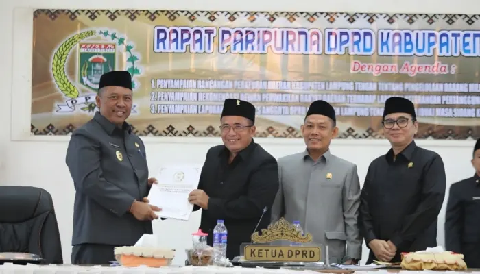 Plt Bupati Lampung Tengah Hadiri Paripurna DPRD Bahas Raperda dan LKPJ 2025