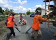 Dinas PUPR Tubaba Mulai Perbaiki Jalan Rusak di Simpang Tiga Panaragan dan Kawasan Tugu Ratu Nago